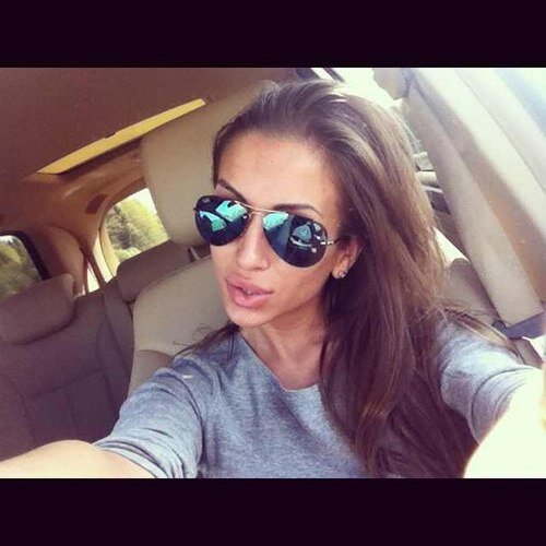 There are 3 sets of words that can instantly make a girl smile: You are beautiful I miss you & I love you.