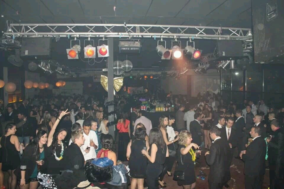Abierto de Jueves a Domingo de 16:00h hasta el amanecerrrr!!! VOSOTROS SOIS NUESTRA FUERZA