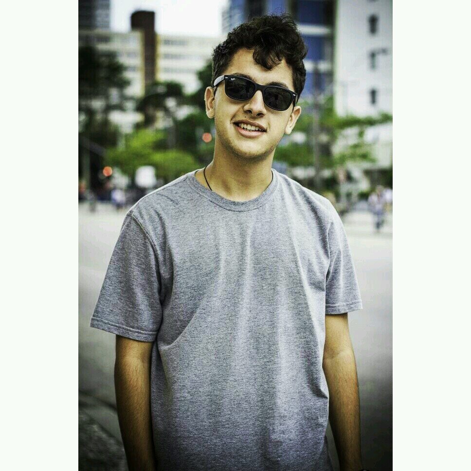 Vivo pra ser feliz, não vivo pra ser comum