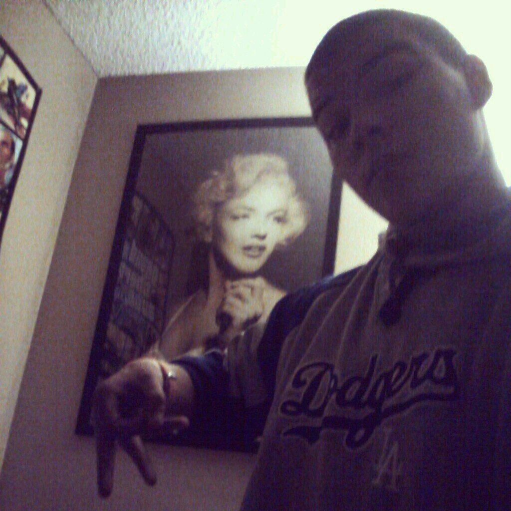 Young Artist makin music. Anybody wanna collaborate and have me sing a hook on their track Hmu