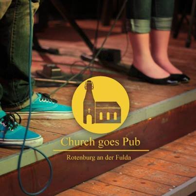 „Church goes Pub ist für Menschen, denen Sonntagmorgen zu früh,
Kirchenbänke zu hart und Predigten zu theoretisch sind.“ Musik, Story, Tiefgang