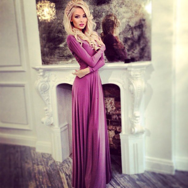 AureliaEspada's profile picture. Head up, fake a smile, move on.