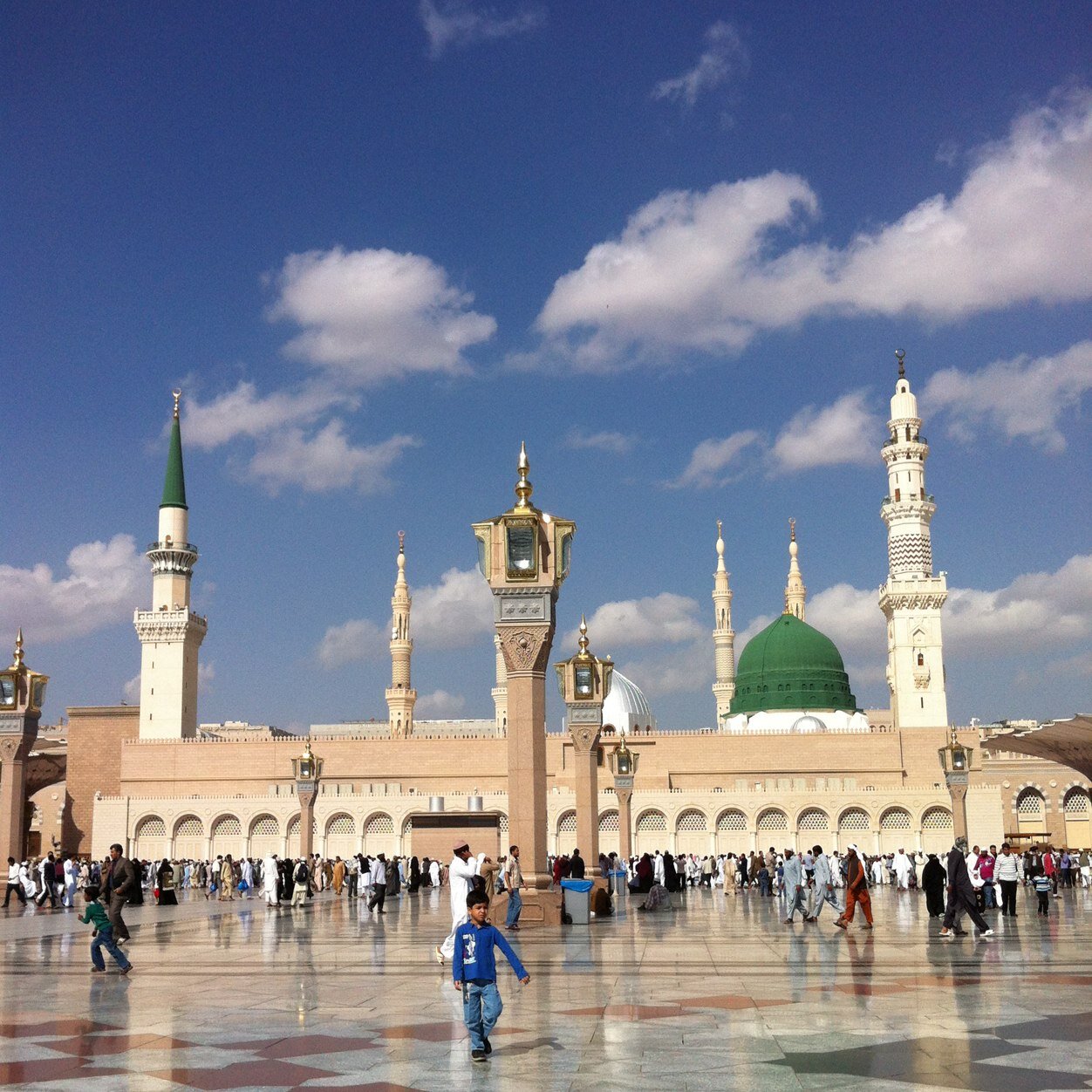 قال رسول الله ﷺ(من أصبح منكم آمنا في سربه، معافى في جسده، عنده قوت  يومه، فكأنما حيزت له الدنيا بحذافيرها)