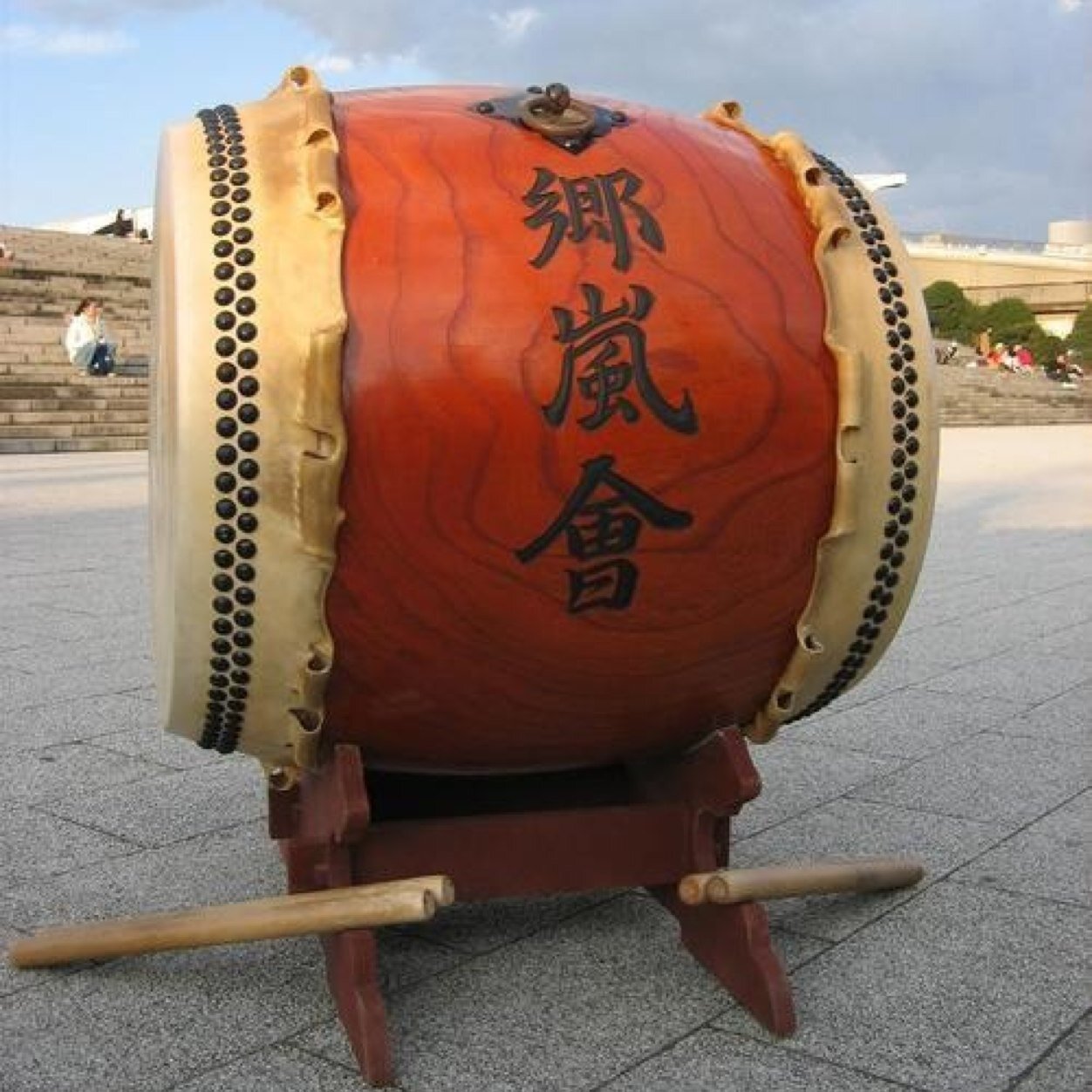 和太鼓打込集団 郷嵐會 右打ち。 声でグラス割りたいです。 アウトドア、キャンプ、フェス、鼓童、津村家、 ホームセンター 超好き。