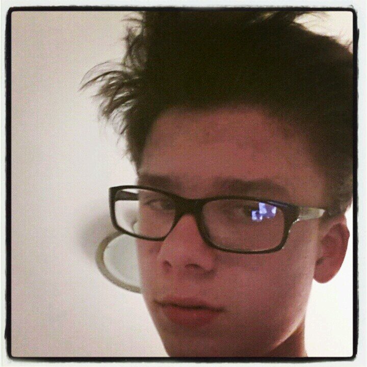 I love all stars , i am 13 years old and i like Jim carry , German , this sentence are stupid