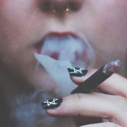 Acendo um cigarro e desejo que o mundo vá embora