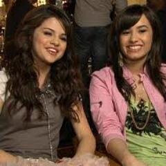 me gusta selena gomez su musica tambien demi lovato ellas son geniales