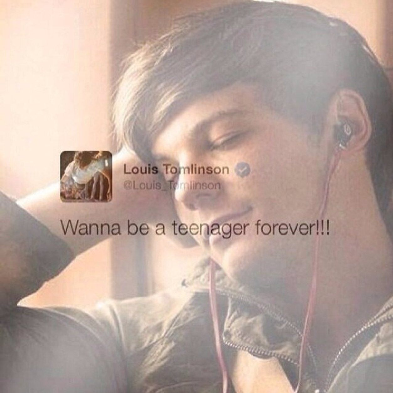 I write fanfics on wattpad! This is my twitter for it! Read them please :) I love your sexy faces!