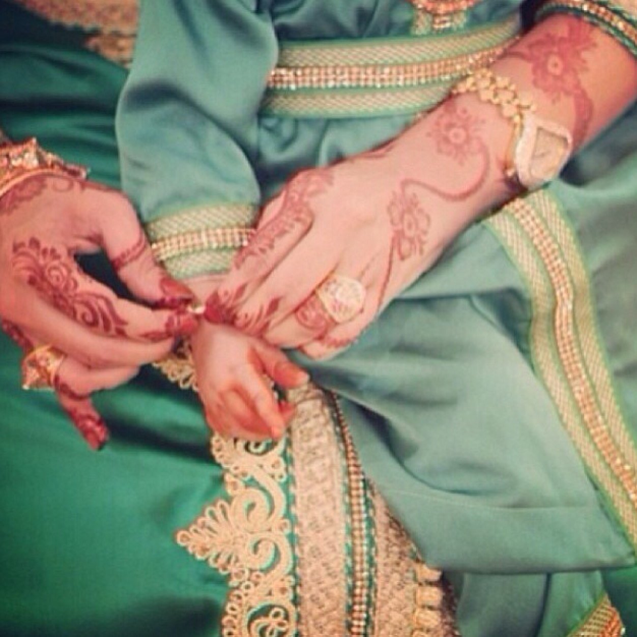 عيشوا بقلب ابيض ونيه حسنه ولسان لا يقطر إلا خيراً فليس على الدنيا بقاء ♥