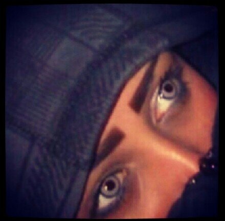 ‏‏و اغار من عابر سبيل  سمع ضحكتك و ابتسّم .. ♡