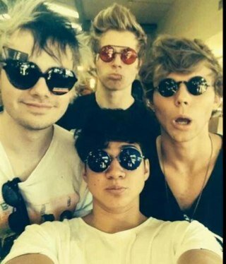 ♡5sos♡ they are amazing :D they make me so happy same with one direction 3 
0/5 ... 0/4 :(