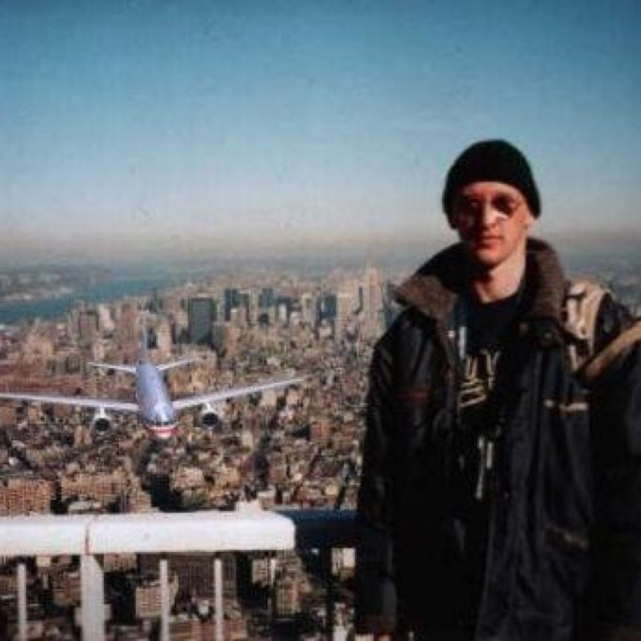 GeheimeDingen's profile picture. Ons doel is jou wijs te maken dat de zon niet om de aarde draait, maar de schaduw om de zon. Door ons te volgen kom je hier achter!