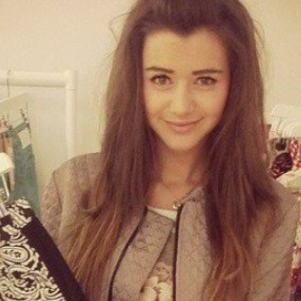 Im 18. My names eleanor. And im single. Straight.
