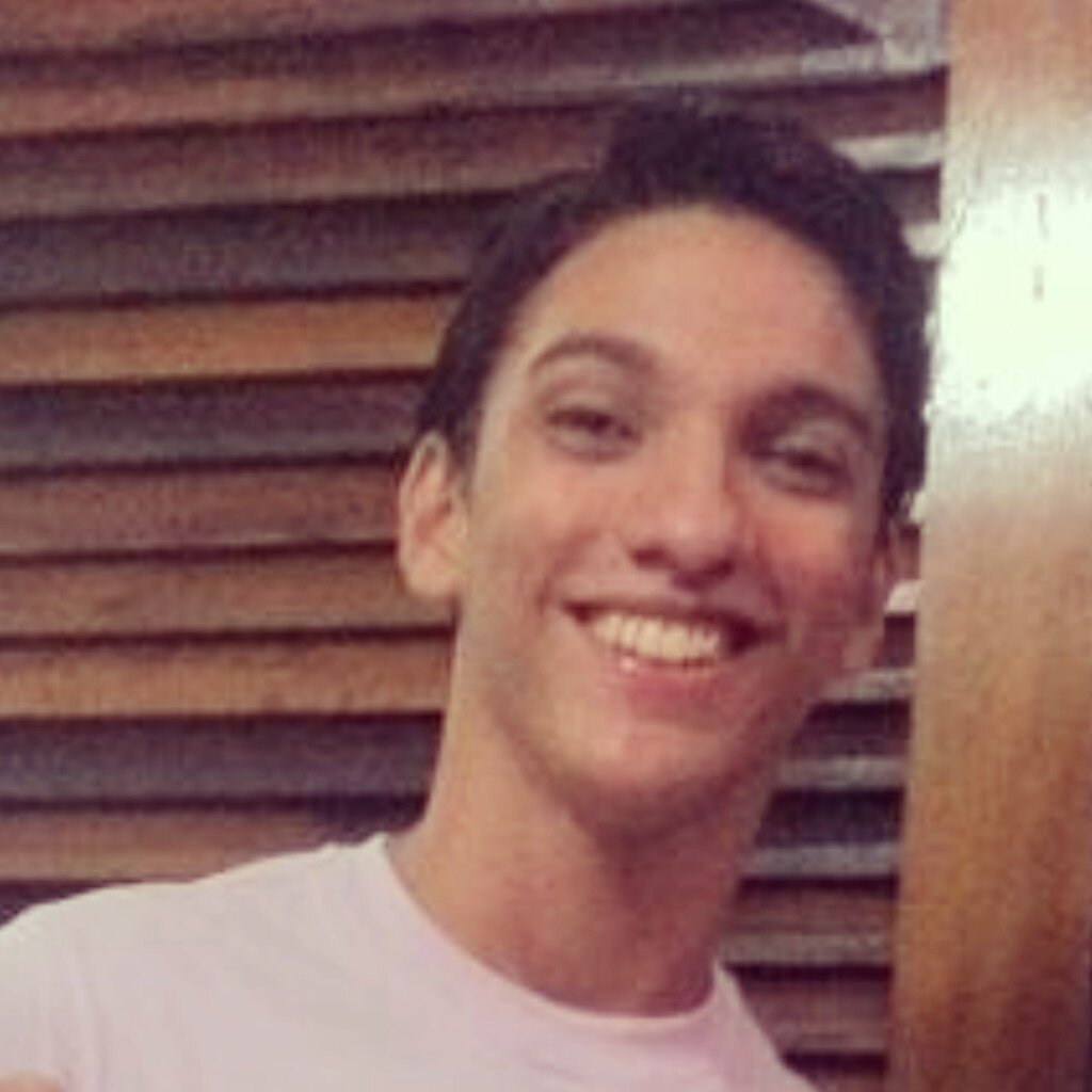 Sargitariano , estudante do ensino médio , futuro jornalista e tantas qualidades a mais que até quem conhece se surpreende.