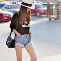 Hey beach! I am a brunette with long hair and I love One direction, bye.