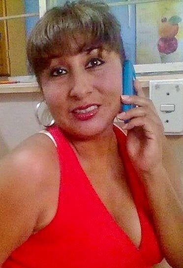ama de casa y le gusta mucho chatear  en 
face y hotmail tanbien soy muy buena com mis hijo