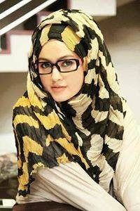 أنا ابنه لـ امرأة لم تراقبني

يوماً بل علمتني كيف استشعر

مراقبه الله لي :)