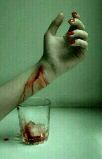 13. Suicida depresiva. me siento princesa pero de mirada triste, me corto para desaogarme, no pretendo llamar la atencion . cortandome...