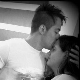 É como sorrir querendo chorar
É como ficar mudo querendo falar
É como parar e querer continuar
É quando chegar hora de ir embora e querer ficar ♫♪ @hugoetiago ♥
