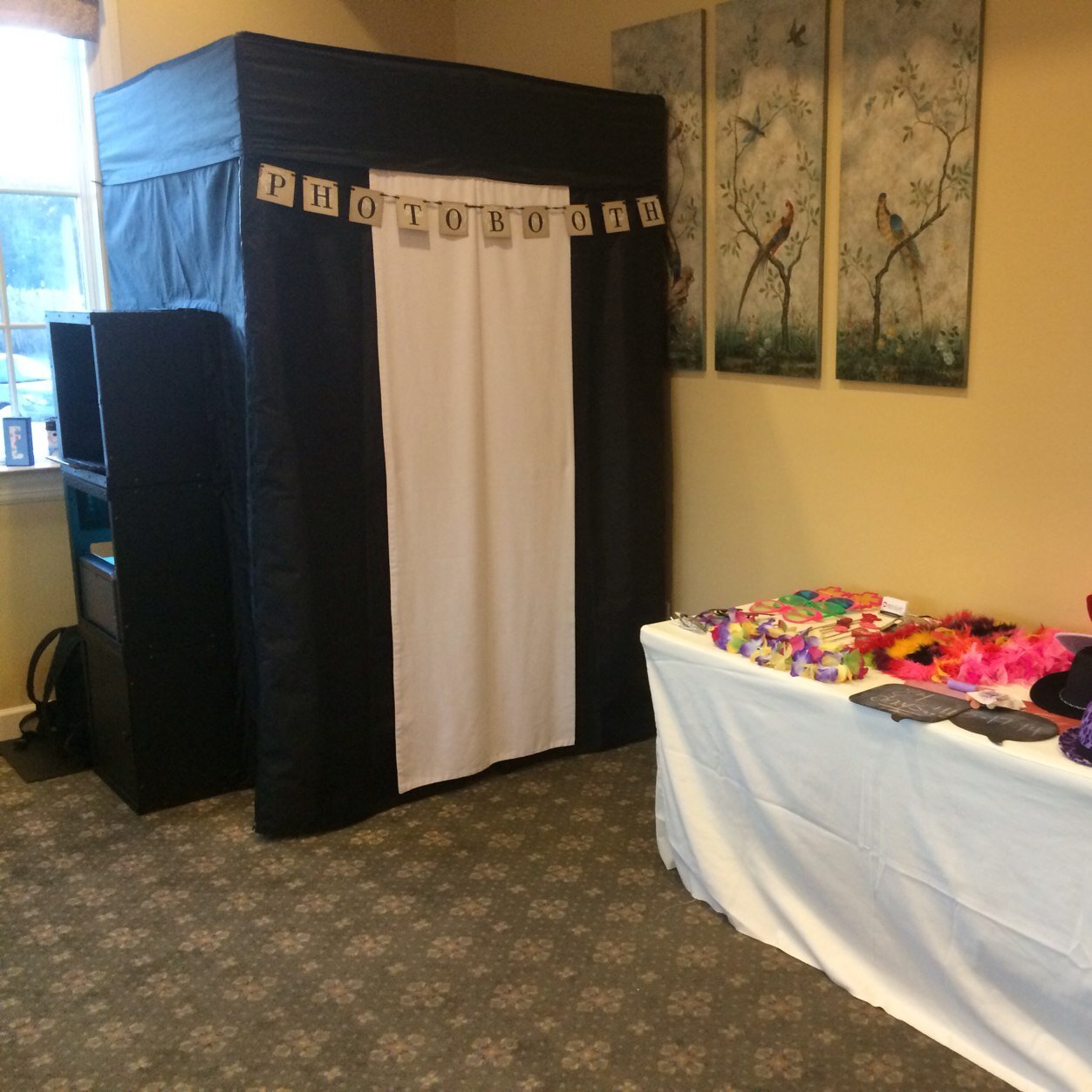 Our modern industry standard booth is authentic, private and a lot of fun. Your guests will love it. It's an unlimited use experience with a lot of free extras.