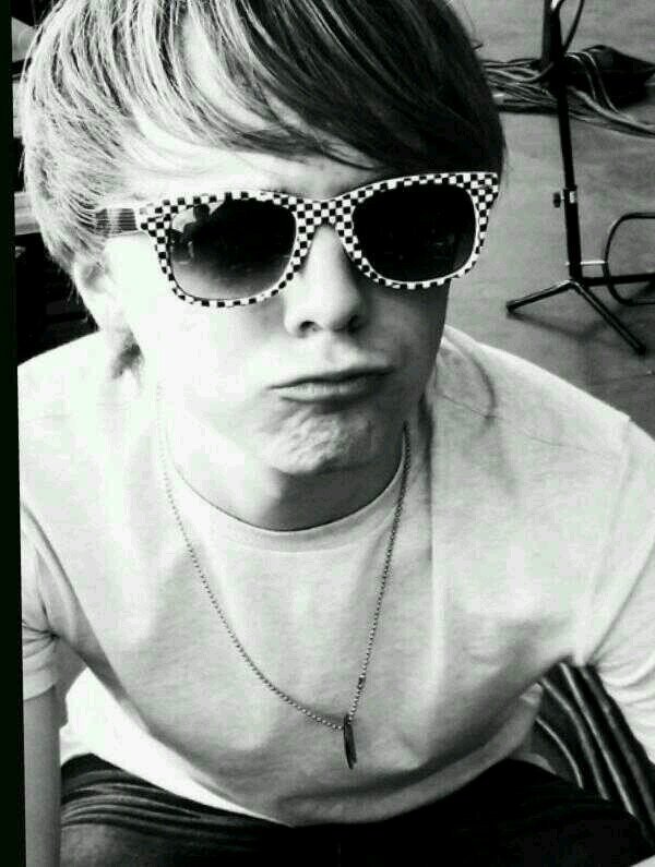 I read, I write, I listen, I love, what more needs to be said?--
If you were born original don't die a copy--Rydel