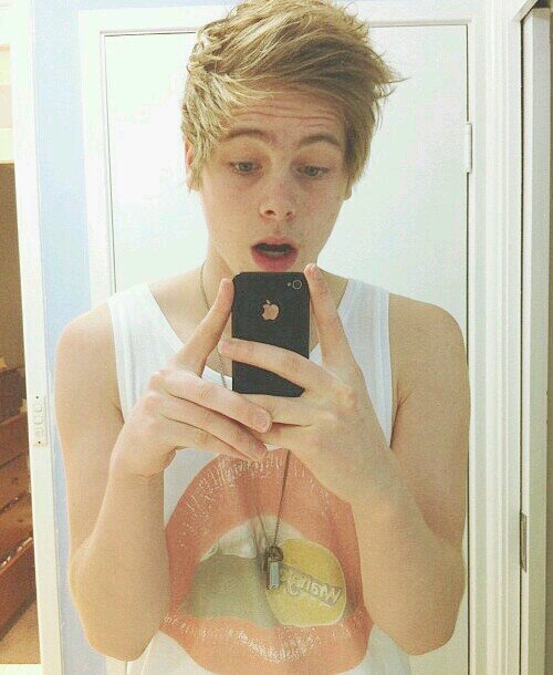 free follow from @lukespeenis so follow back♡