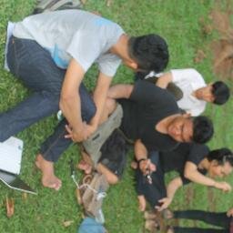 Tak ada manusia yangtak punya masalah, jika seseorang terlihat selalu bahagia, itu karena dia mampu menyembunyikan luka dengan tawa.