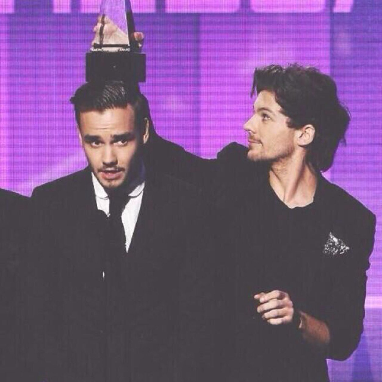 oh hai im @funshire ... BUT DONT GIVE UP ON 1/5 2/5 3/5 4/5 5/5 or if you dont like 1D i hope you get whatever you need ilysm