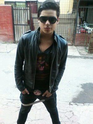 hola me llamo orlando tengo 17 años soy cantante y me gusta black veil brides.
