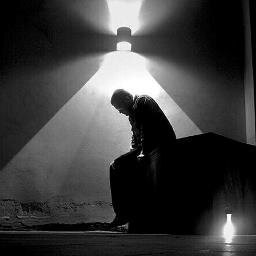 ‏هِنآ لـ آلصمتٍ صوت و حضن و آنفآس و عيون و روح هِنآ لـ آلحگيٌ نبض وجل / هِنآ لـ آلصدر [ تنهيدَه ]