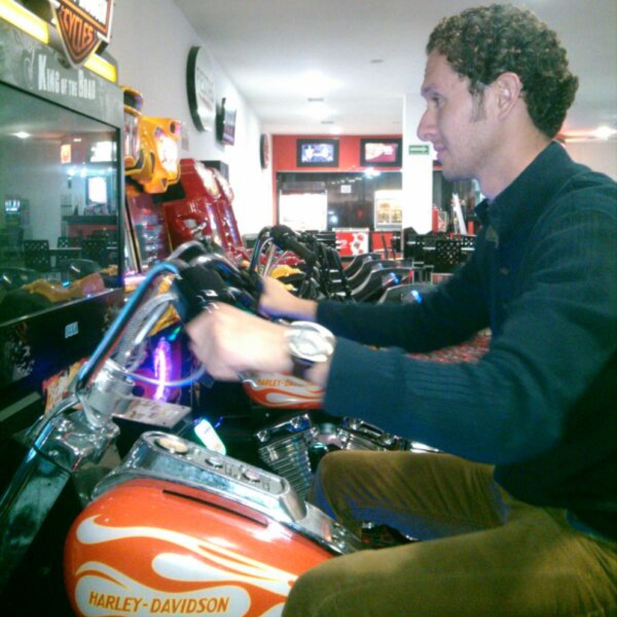 aguzhurtado's profile picture. Life runner, Burger lover and Music addict.