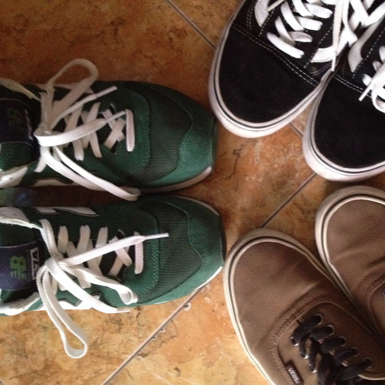 Apapun tentang sneaker. Kirim koleksi sneaker kalian :D Komunitas pecinta Sneaker INA