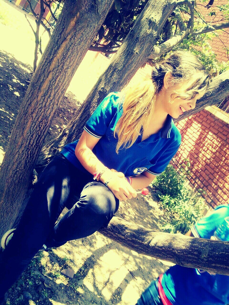 Holaa soy Daii si me sigues, te sigo. Gracias. Un Saludo, Besos y un gran Abrazo. 3     PD/ Quisiera poner algo mas pero no se me acurre.  :P