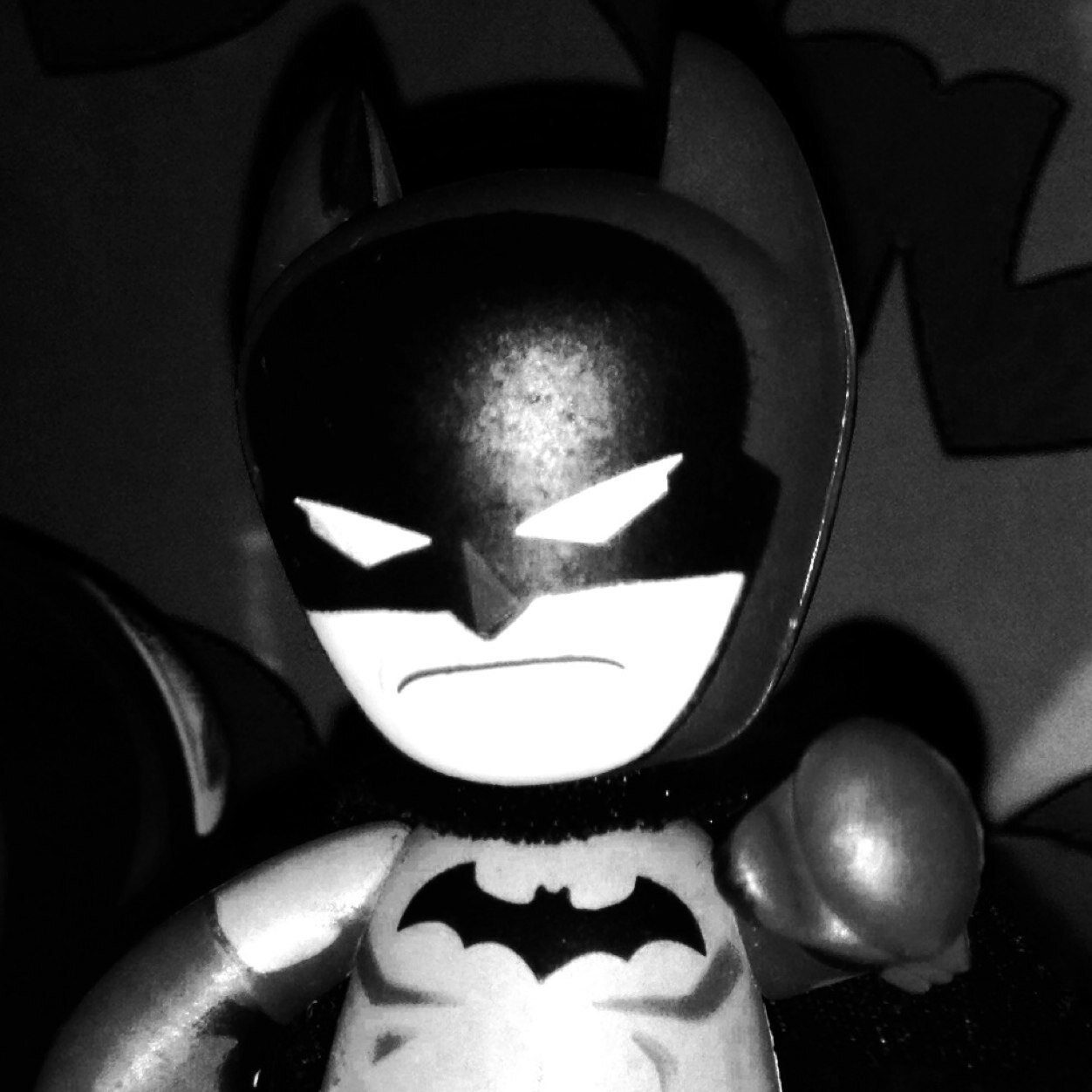 No soy el héroe que necesitan, ni el que se merecen... Mucho menos al que quieren. Soy la noche, soy las sombras, soy... ¡El Mini Batman!