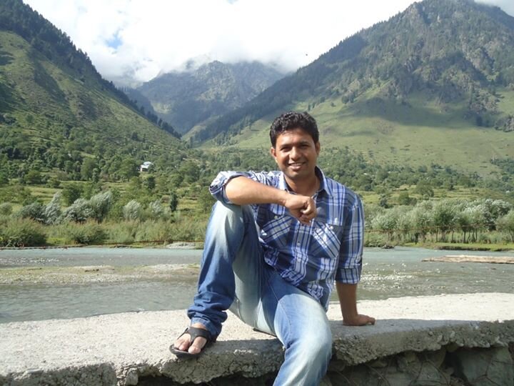 I am Straightforward & Simple. Like 2 make new friends & hang around with them enjoy life as it comes.... that's Me ;-)