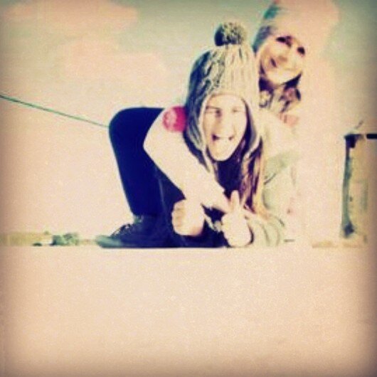 14. Monto a caballo, me gusta cantar, 
me gusta salir con mis amigas, soy yo misma y las fiestas ME FASCINA.