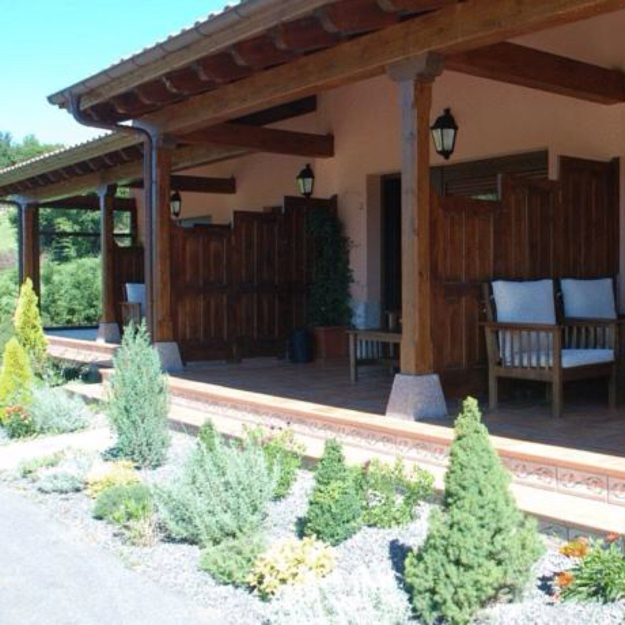 Casitas adosadas totalmente equipadas para 2 - 4 personas, situadas estratégicamente entre el mar y la montaña, en el corazón de los Picos de Europa.