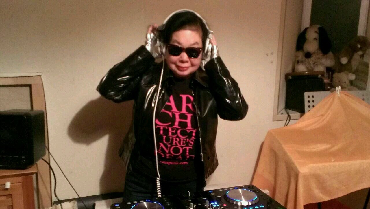 ギネス世界最高齢DJのSUMIROCKです。一生懸命勉強中なので、温かい目で見守ってくださいね♪