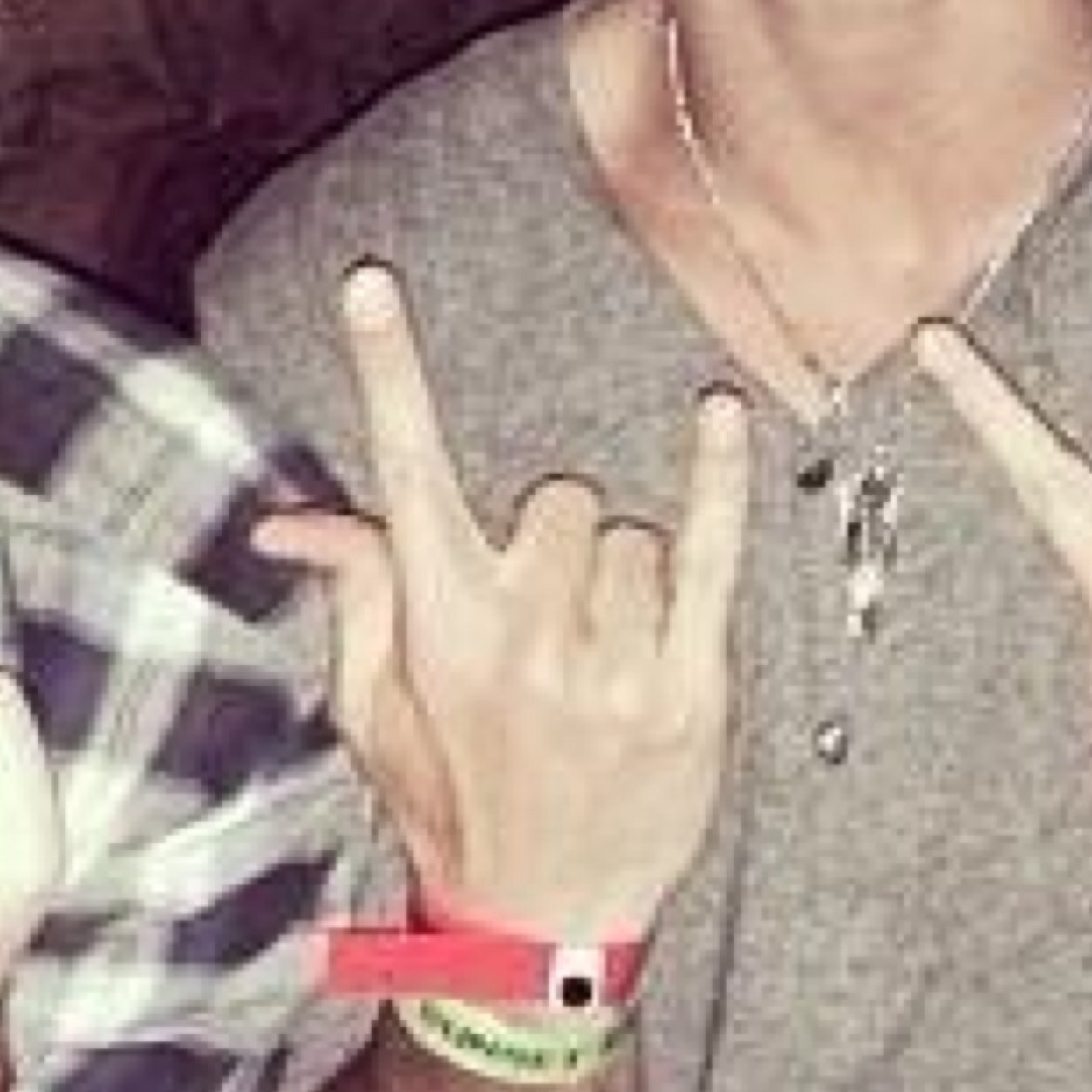 Here to appreciate the greatness that is Ashton's thumb (@flanneluke)
