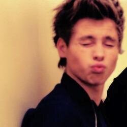 REAAADBIIIIOOOO's profile picture. PLEASE FOLLOW @tomm0flies and @horanfly PLEEEEEASE