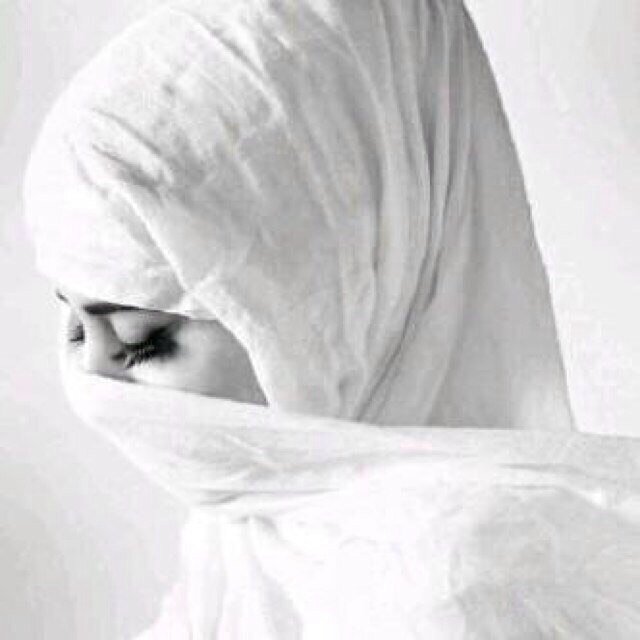 فَتاه سَكنهّا الكِبريَاءْ ؛ تضحك كَثيراً لاَ تبالي بِشَيء ، وعِندما تكون وحِيده ، يَزول الكِبريَا ؛ ( آلمفضلة جزء مني ..