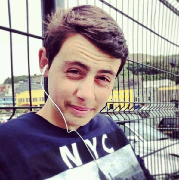 hey people I'm Leandro and I love KFC and maccys
