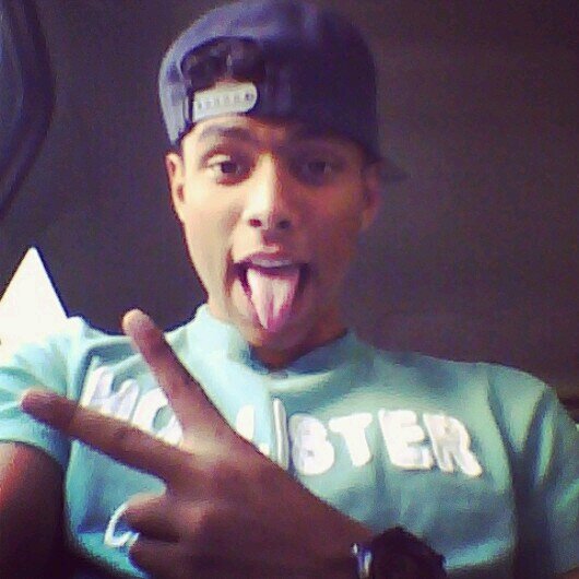 sou um mlk muito chato, legal, ciumento haha B-)