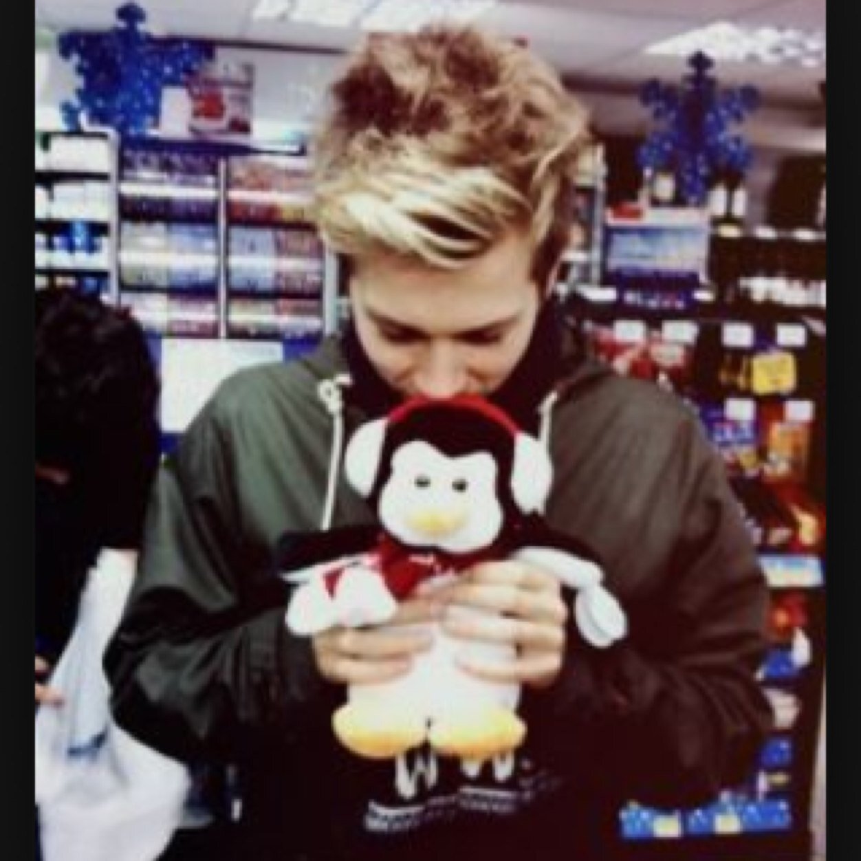 Hii! My name is Sara. Love One Direction, 5SOS, The Vamps, Union J, Janoskians...