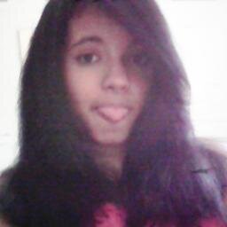 Uma menina apaixonada, quando me entrego é de verdade. Amo gatos , meu Hobby preferido é cantar. Sou extremamente ROCKEIRA. 
Quer saber mais ? Pesquise :3