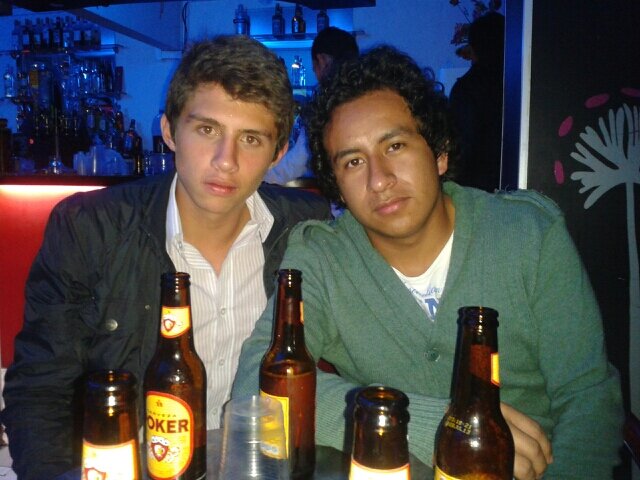 Personas van y vienen !. 
Que valgan la pena aquellas que se quedan...!