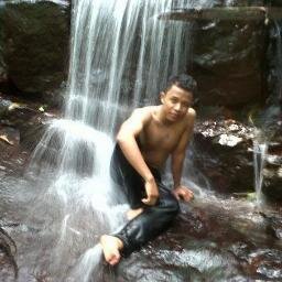 jeanprasetyo23's profile picture. 'God Still Love Us'