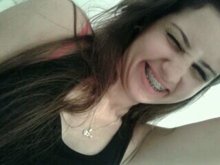 Não suporto meios termos. Por isso, não me doo pela metade. Não sou sua meio amiga nem seu quase amor. Ou sou tudo ou sou nada” .