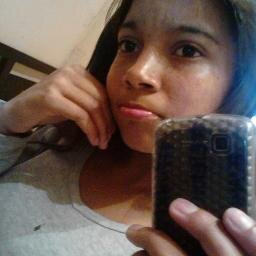 12 anos, sonhadora, orgulhosa, teimosa, meeio maluca e tentando colocar o mundo de cabeça pra baixo rs ! totalmente feliz (: