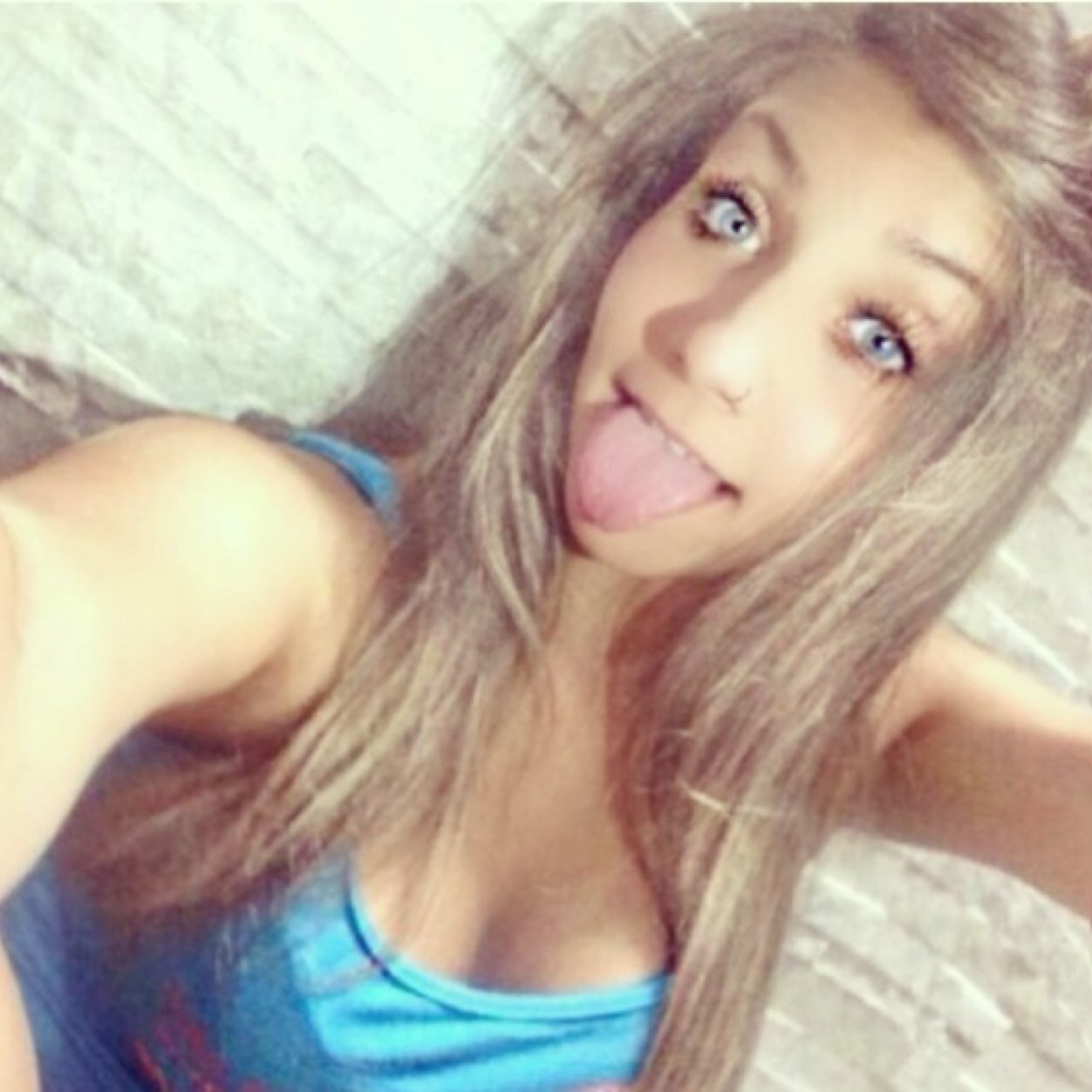 Quem muito critica, no fundo te admira! ┼
INSTAGRAM: @lariisamuel